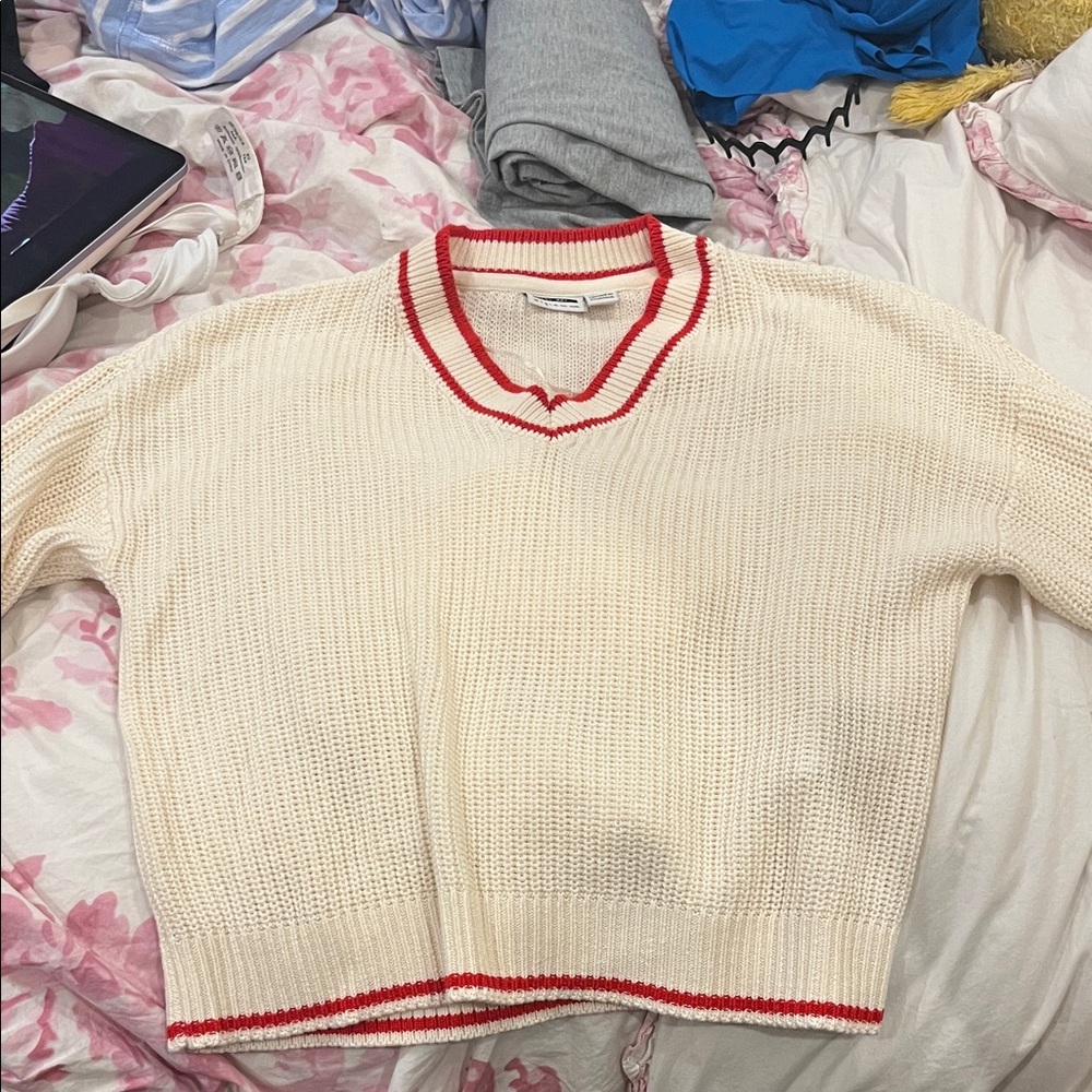 Noisy may Cream V-Neck Sweater with Red Accents